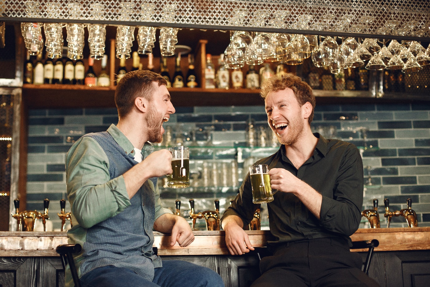 Bar guy. Друзья в баре. Successful бар. Билли пьет пиво в баре. Dublin Beer.